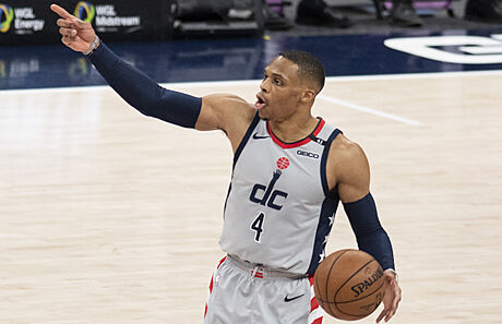 Russell Westbrook ídí ofenzivu basketbalist Washingtonu.
