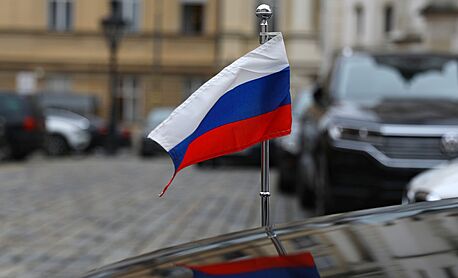 Ruská vlajka na vozidle u ambasády Ruské federace (16. prosince 2020)