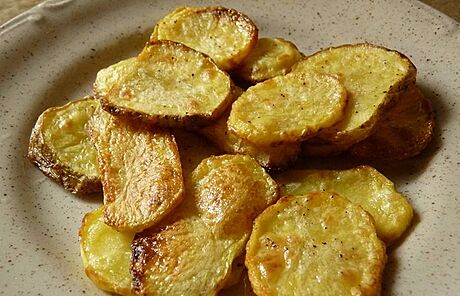 Staí nakrájet brambory na plátky a po pl hodin v troub máte hotové chipsy