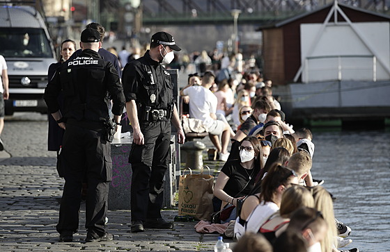 Policisté na praské náplavce kontrolují dodrování vládních opatení. (31....