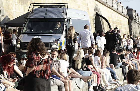 Policie kontroluje, jestli mají lidé nasazený povinný respirátor. (31. bezna...