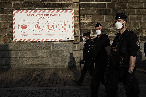 Policisté dohlíí na praskou náplavku. (31. bezna 2021)