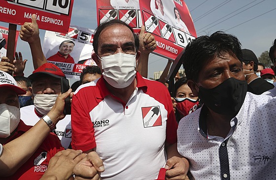 Jeden z kandidátů na prezidenta Peru Yonhy Lescano na předvolebním mítinku....