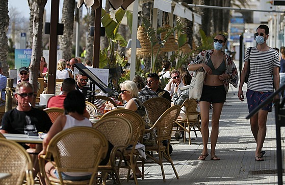 Španělé nosí roušky na veřejných místech, i na plážích. (30. března 2021)