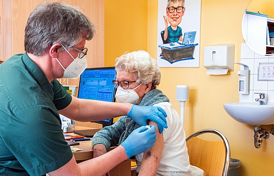Praktický léka Stefan Zutz podává ptadevadesátileté pacientce Ingeborg...