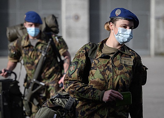 Ve snaze vyjít vstříc ženám zařazuje švýcarská armáda do výstroje dámské spodní...