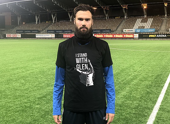 Finský fotbalista Tim Sparv podporuje Glena Kamaru