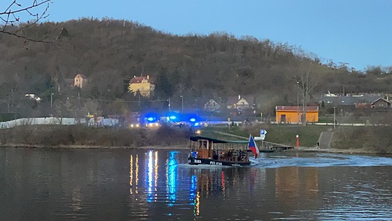 Záchrana dvou topících se mužů z Vltavy v Praze (31.3.2021)
