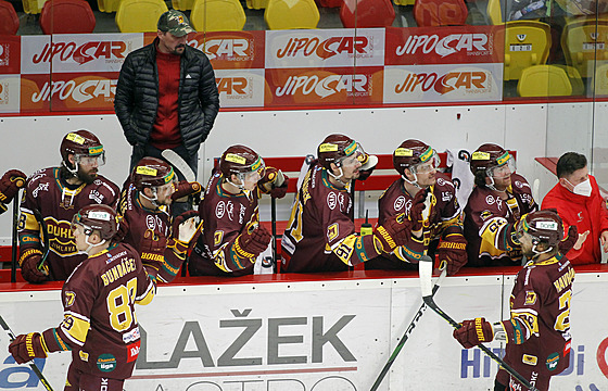 Jihlavští hokejisté se radují z gólu, sleduje je trenér Viktor Ujčík.