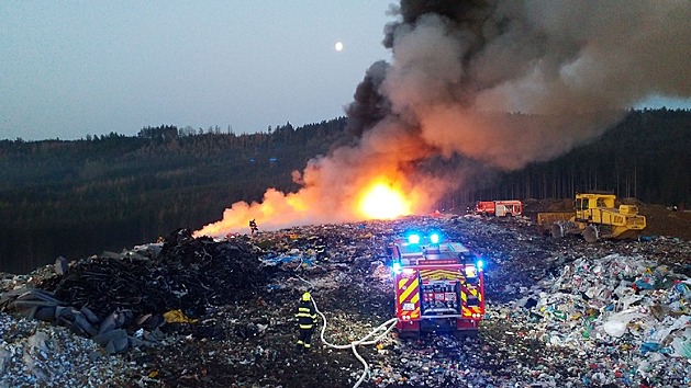 Osm jednotek hasi bojovalo s plameny na skládce komunálního odpadu v eských...