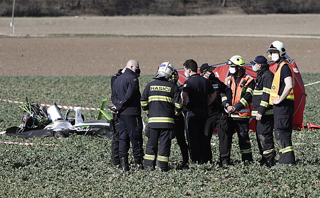 Tragický pád vrtulníku zavinil pilot, kvůli dovírání dveří pustil řízení