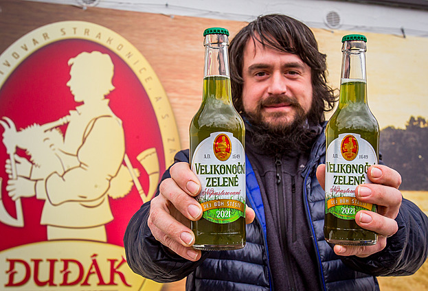 Ve strakonickém pivovaru Dudák uvaili velikononí zelené pivo.