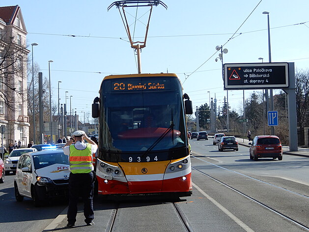 Klasika ve Svatovítské ulici. Sráka tramvaje s odboujícím vozidlem.