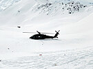 Helikoptéra záchraná a trosky havarovaného vrtulníku, v nm zahynul eský...