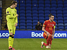 Gareth Bale (vpravo) a Jakub Jankto (vlevo) ped zápasem mezi Walesem a eskem.