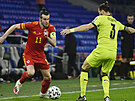 Soupei se stejnými úesy. Gareth Bale z Walesu obchází eského obránce Ondeje...