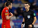 Gareth Bale, kapitán Walesu, v diskusi s Ovidiem Hateganem, rumunským rozhodím.