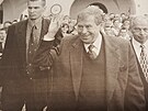 Prezident Vclav Havel na novojinskm nmst v srpnu 1999, vpravo tehdej...