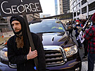 Demonstrant vyjadující podporu Georgi Floydovi poté co v Minneapolisu zaal...
