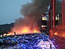 Osm jednotek hasi bojovalo s plameny na skldce komunlnho odpadu v eskch...