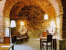 Radnin restaurace obv historick sklepy pod budovou Star radnice pmo v...