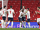 Fotbalisté Anglie se radují z gólu Harryho Kanea (uprosted) v duelu s Polskem.