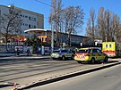 Dodvka vjela mezi lidi na tramvajovou zastvku Vojensk nemocnice.(31.3.2021)