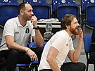 Zaskakující dínský trenér Robert Landa sleduje zápas s Olomouckem na kolenou,...