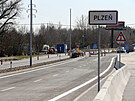 Od tvrtka idii poprv pojedou po nov silnici z Plzn do Temon. (31. 3....