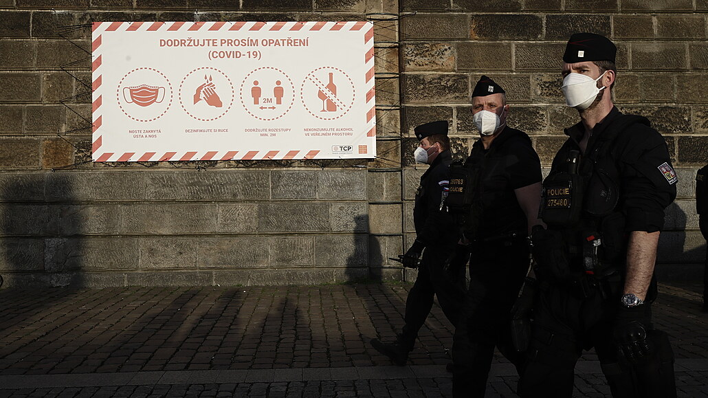 Policisté dohlí�í na pra�skou náplavku. (31. b�ezna 2021)