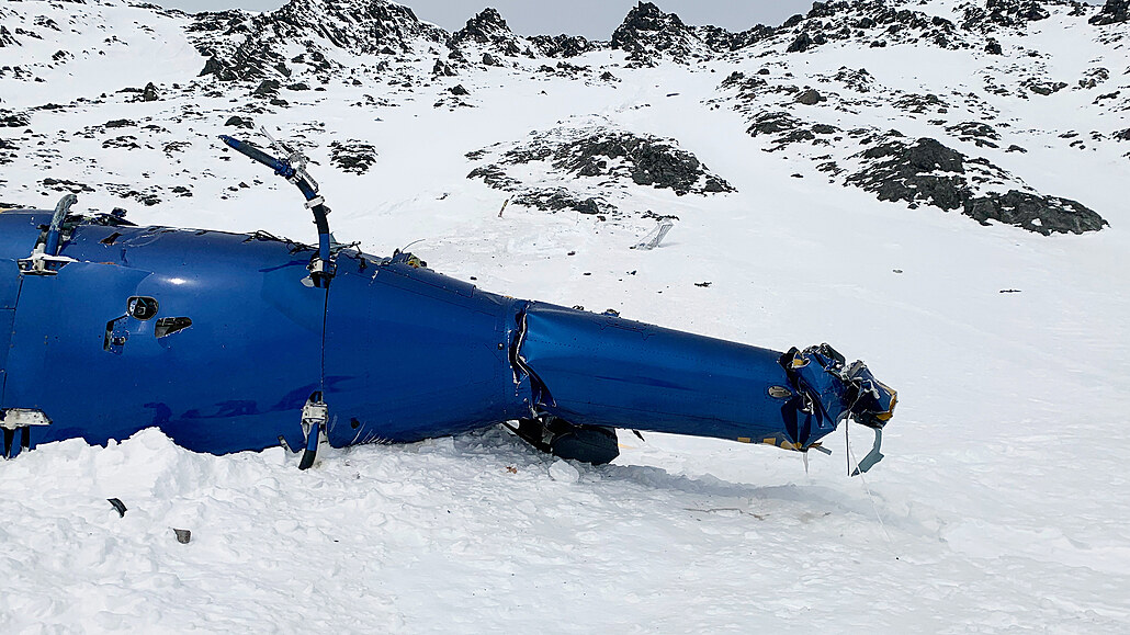 Trosky helikoptéry, která havarovala na Aljace a v ní spolu s dalími lidmi...