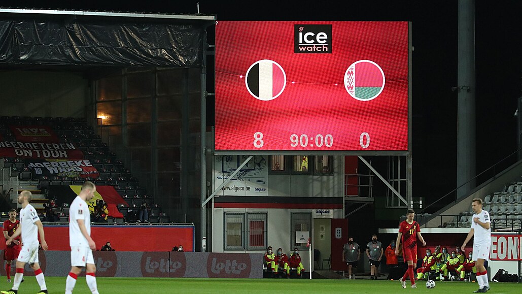 DEBAKL. Na sv�telné tabuli svítí kone�né skóre 8:0 zápasu Belgie - B�lorusko.
