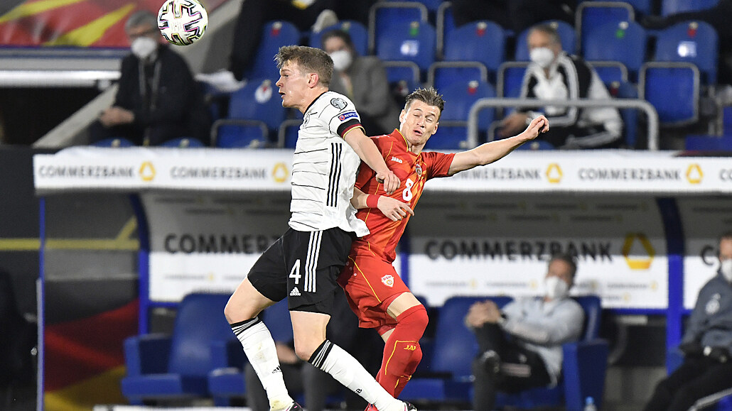 N�mec Matthias Ginter (vlevo) v souboji s Ezgjanem  Alioskim ze Severní...