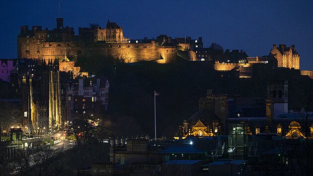Skotsko si pipomnlo rok od prvnho lockdownu. Na snmku Edinburghsk hrad nasvcen naluto (23. bezna 2021)