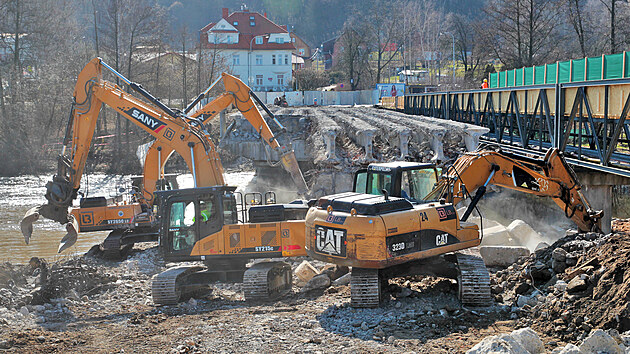 Demolice Dvorského mostu v Karlových Varech, na jehož místě vyroste do konce roku most nový. (31. března 2021)