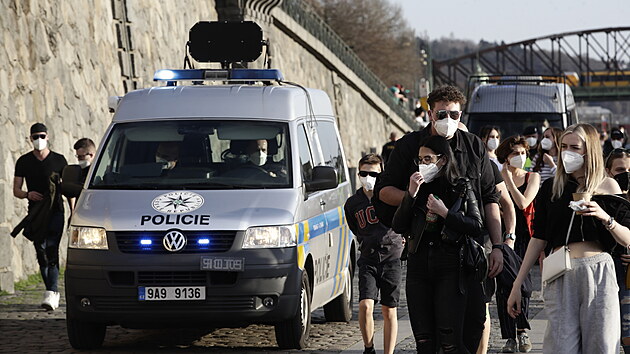 Policie kontroluje, jestli maj lid nasazen povinn respirtor. (31. bezna 2021)