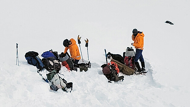 Záchranáři na Aljašce pátrají v místech, kde se zřítila helikoptéra s českým miliardářem Petrem Kellnerem. (28. března 2021)