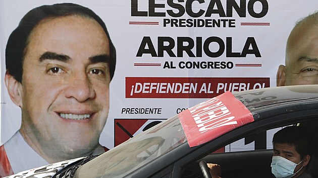 Jeden z kandidt na prezidenta Peru Yonhy Lescano na pedvolebnm plaktu. (29. bezna 2021)