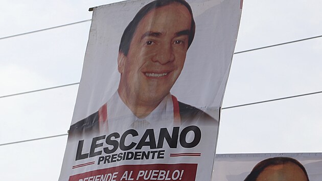 Jeden z kandidátů na prezidenta Peru Yonhy Lescano na předvolebním plakátu. (29. března 2021)