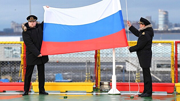 Rusk prezident Vladimir Putin se podval na palubu novho ledoborce zakotvenho v lodnici v Petrohradu. (3. listopadu 2020)