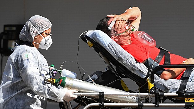 Pacient s covidem dorazil sanitkou do veřejné nemocnice v brazilském hlavním městě. (15. března 2021)
