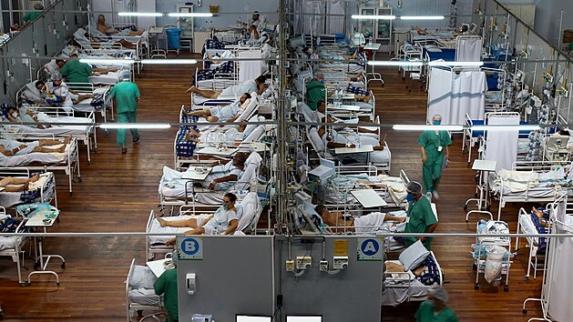 Pacienti s koronavirem leží v polní nemocnici zřízené ve sportovní tělocvičně ve městě Santo Andre ve státě Sao Paulo v Brazílii. (26. března 2021)