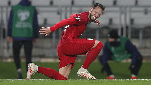 Hakan Calhanoglu (Turecko) slav� g�l do s�t� Loty�ska.