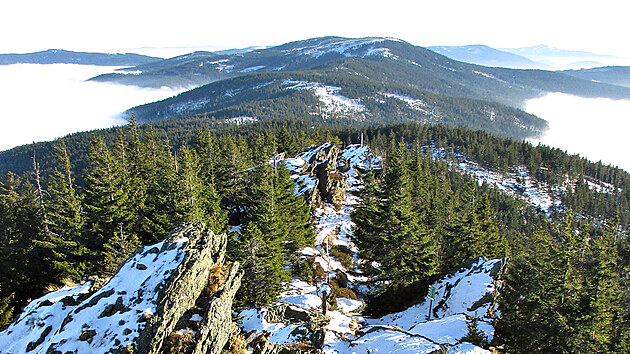 Teplotní inverze jsou na podzim a v zimě na Šumavě časté. Pohled z hraniční hory Ostrý/Osser směrem na Svaroh