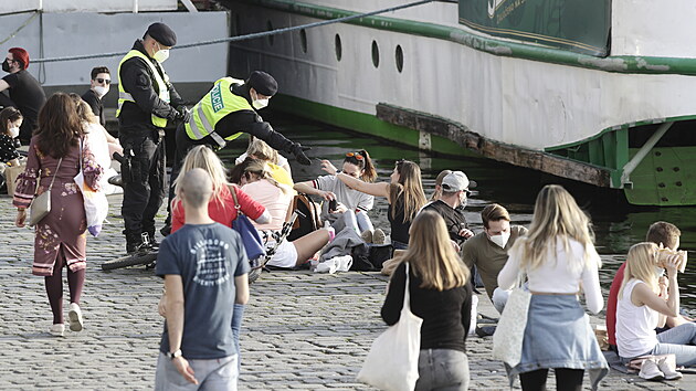 Policisté na pražské náplavce kontrolují dodržování vládních opatření. (31. března 2021)