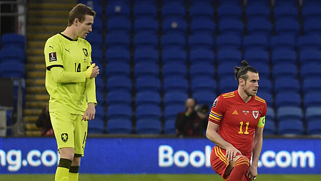 Gareth Bale (vpravo) a Jakub Jankto (vlevo) před zápasem mezi Walesem a Českem.