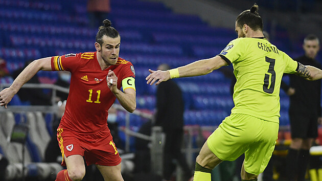 Soupeři se stejnými účesy. Gareth Bale z Walesu obchází českého obránce Ondřeje Čelůstku.