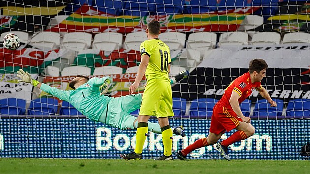 Daniel James z Walesu střílí gól v zápase s Českem, Jan Bořil ho neuhlídal, brankář Tomáš Vaclík na míč nedosáhl.