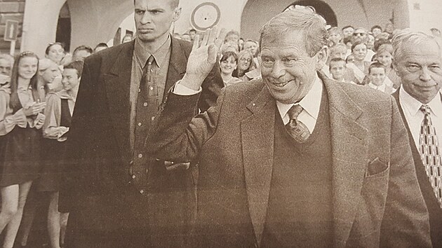 Prezident Vclav Havel na novojinskm nmst v srpnu 1999, vpravo tehdej starosta Pavel Wessely.