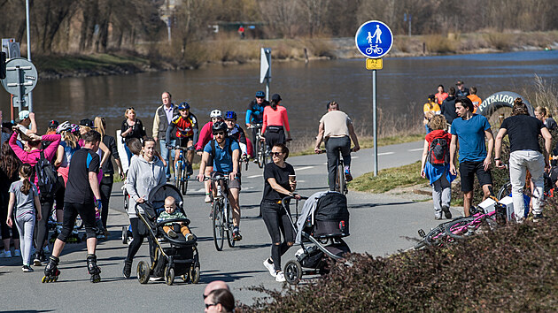 Příznivé počasí vytáhlo mnoho sportovců i pěších na modřanskou cyklostezku. (30. března 2021)